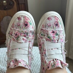 Blowfish Women's Pink Floral Canvas Sneakers, size 10